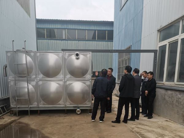 濟寧職業(yè)技術(shù)學(xué)院機電工程系教師及校領(lǐng)導(dǎo),協(xié)同鎮(zhèn)領(lǐng)導(dǎo)來廠考察合作